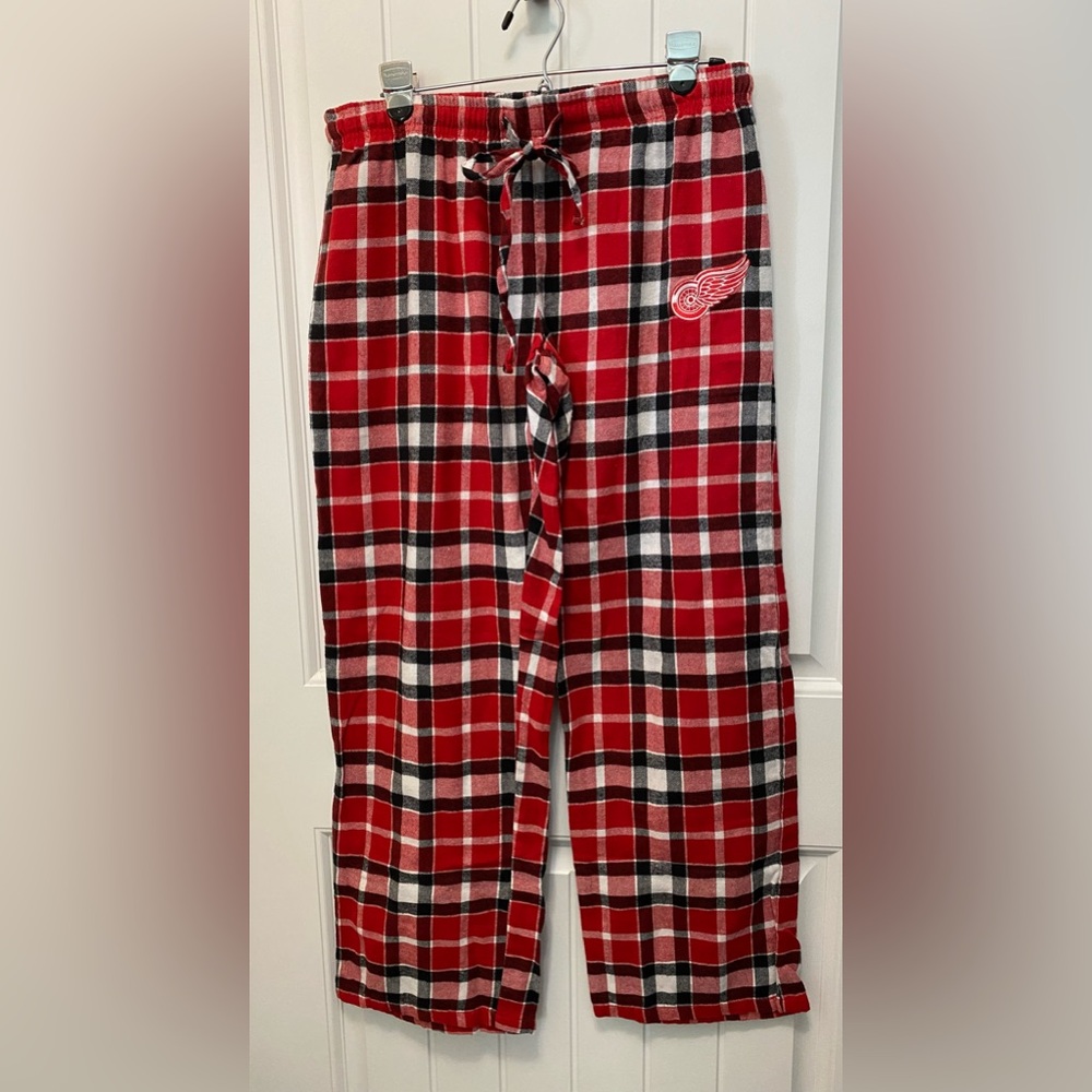 Sideline apparel NHL Detroit Red Wings plaid pajama pants. Woman’s size Large.